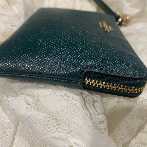 Coach Wristlet with 2 charms- Forest Green -new - Picture 7 of 16